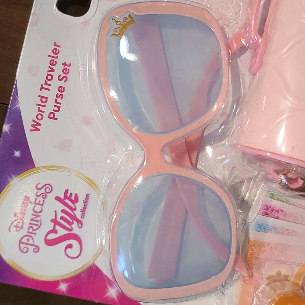 DISNEY Princess World Traveler Purse Set, purse keys sunglass play money NIB NWT - Picture 4 of 8